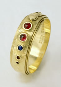 Narrow band with three stone in 18K gold